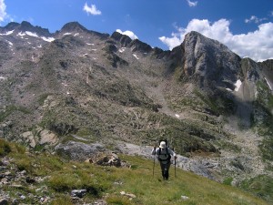 Tramo final de ls ascensión al pico de Paderna, con un buen telón de fondo: Diente de Alba, pico de Alba, aguja N de Alba y tuca Blanca de Paderna